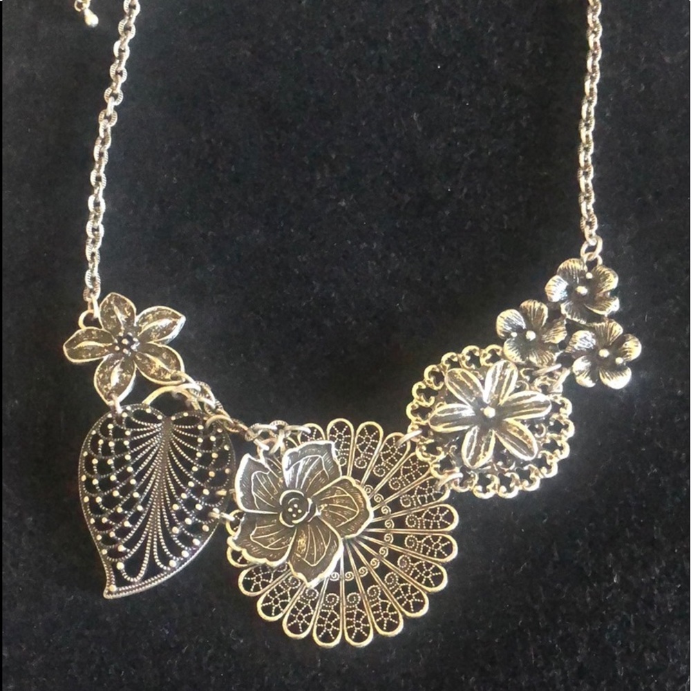 Ladies fashion statement necklace